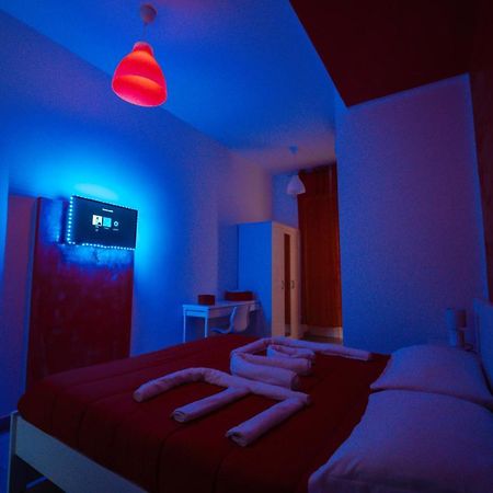 O Vic' Stritt' Hotel Наполи Екстериор снимка