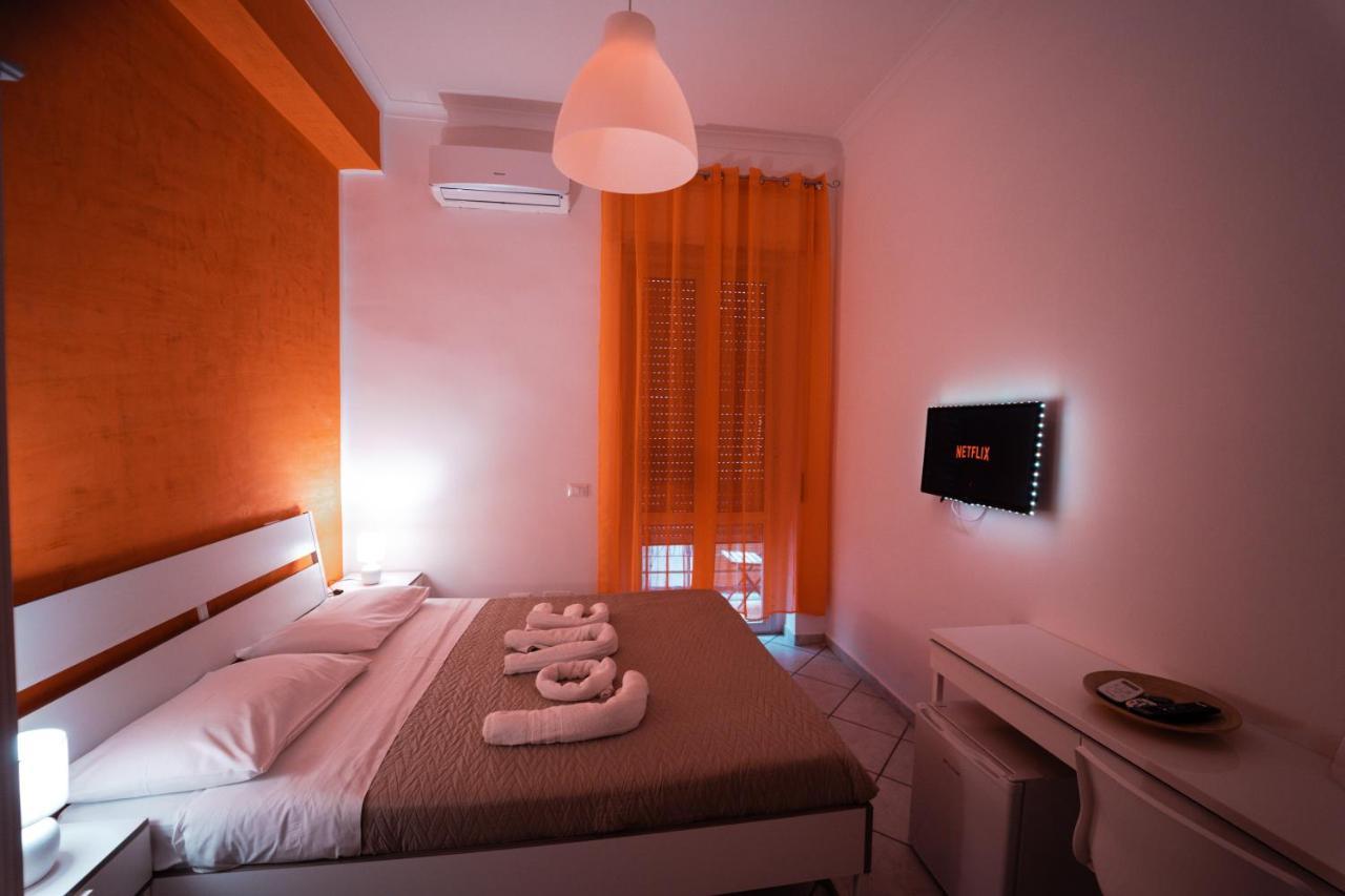 O Vic' Stritt' Hotel Наполи Екстериор снимка