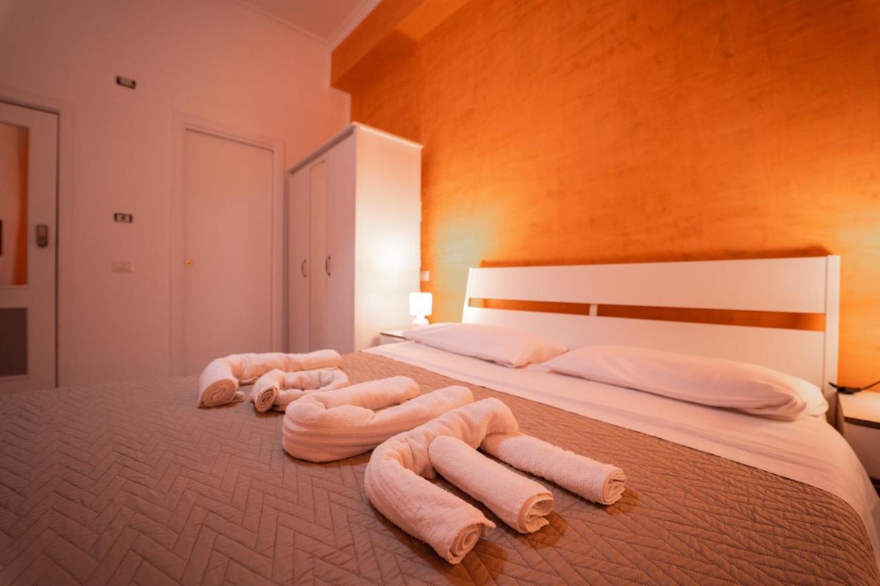 O Vic' Stritt' Hotel Наполи Екстериор снимка