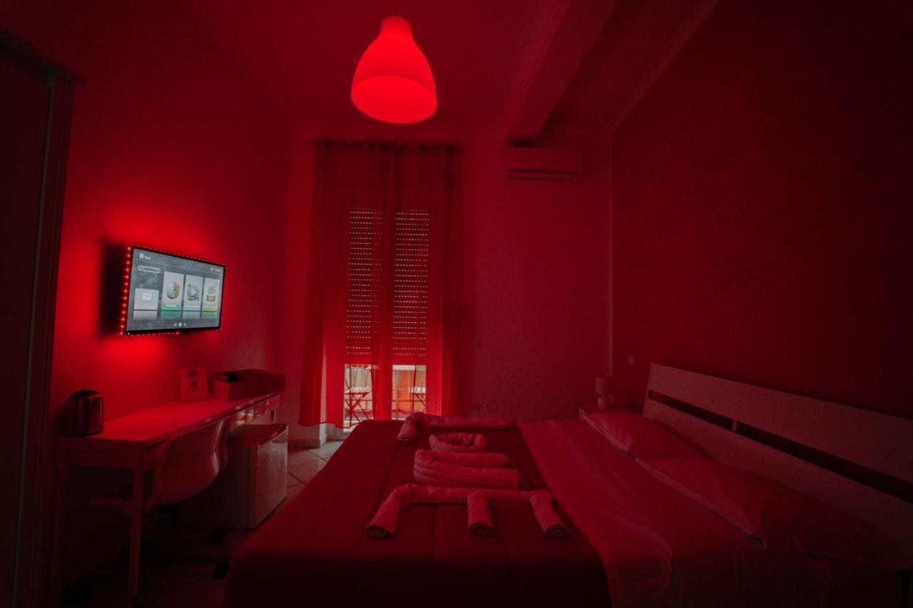 O Vic' Stritt' Hotel Наполи Екстериор снимка